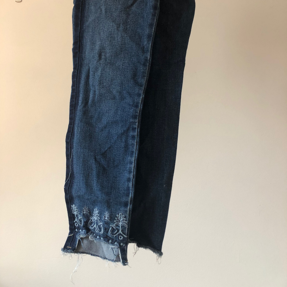embroidered step hem skinny stretch jeans